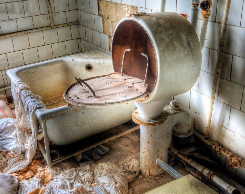 Illustration for article titled The Decaying Remains of Abandoned Hospitals